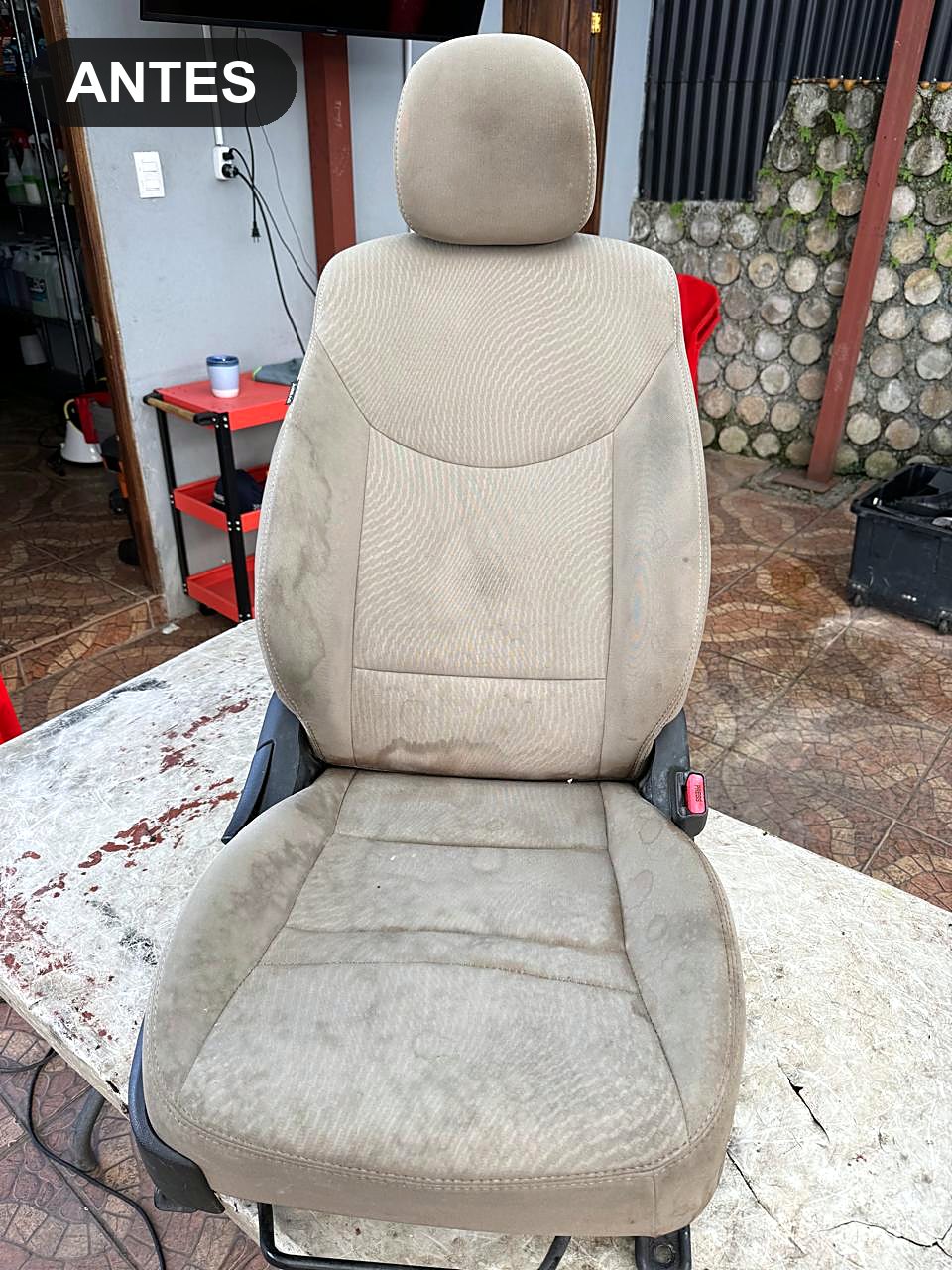 Asiento de carro manchado antes de la limpieza profunda
