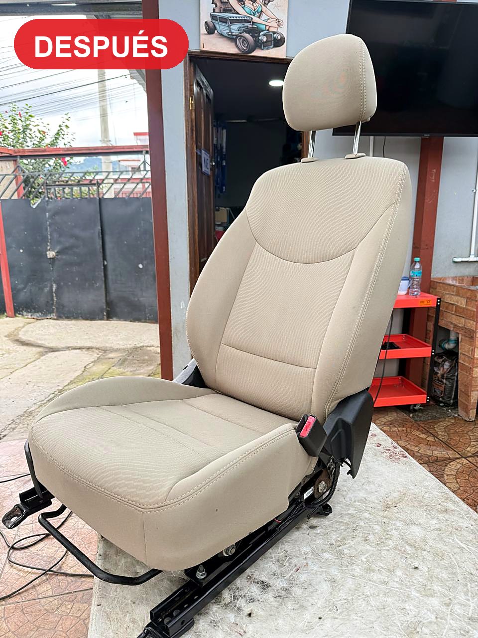 Asiento de carro como nuevo después de la extracción profesional